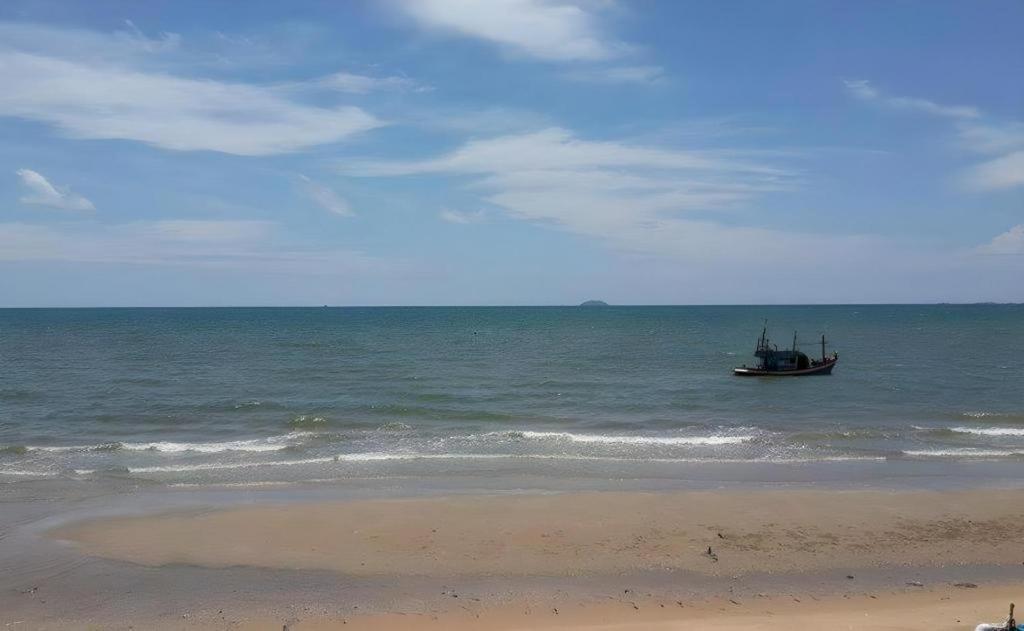 Sea Falcon On The Water Jomtien Beach Zewnętrze zdjęcie